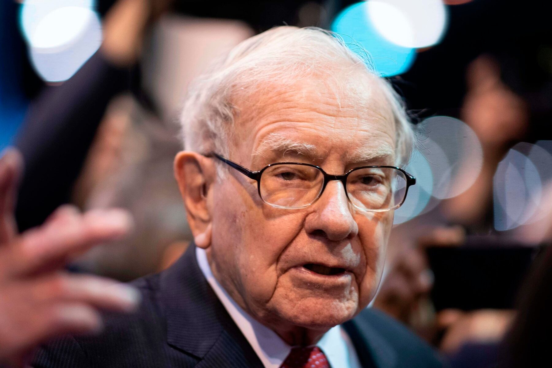 (crypto-Warren Buffett)-crypto-Warren Buffett-net-worth-social-media-news.jpg.