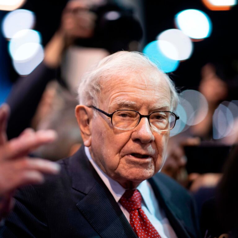 (crypto-Warren Buffett)-crypto-Warren Buffett-net-worth-social-media-news.jpg.
